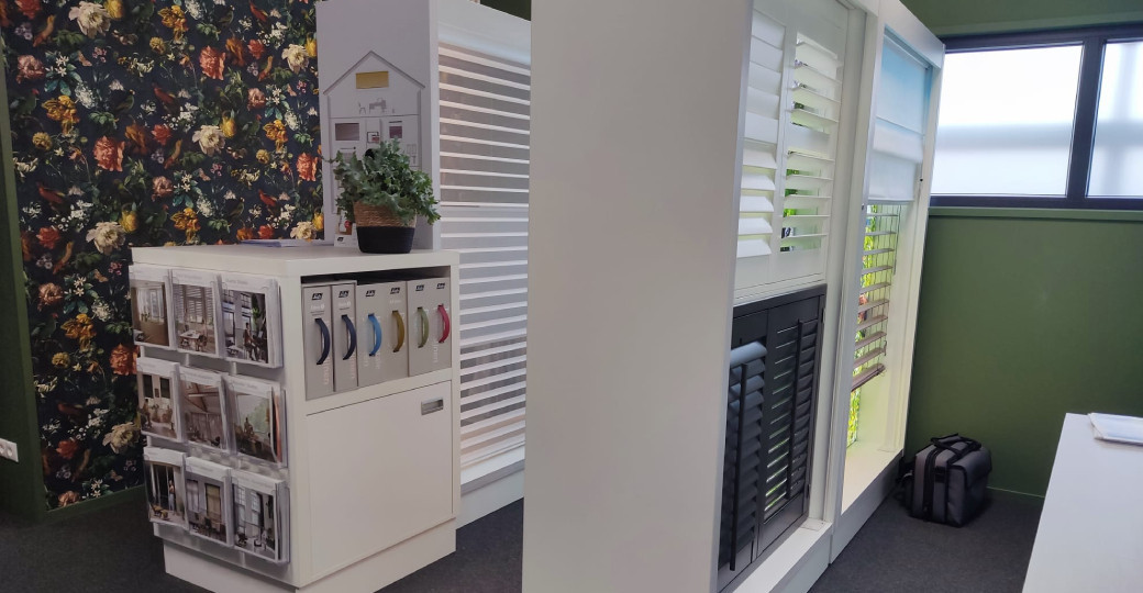 Showroom met binnenzonwering zoals shutters